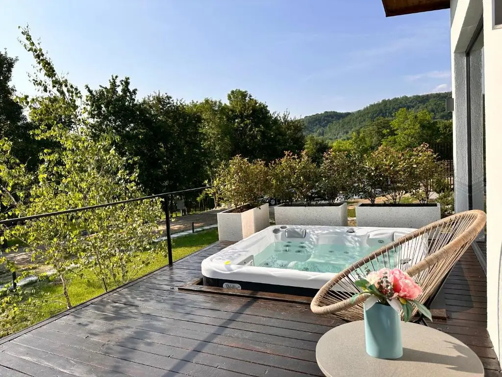 Transalpina Tiny House – relaxare cu jacuzzi în Baia de Fier