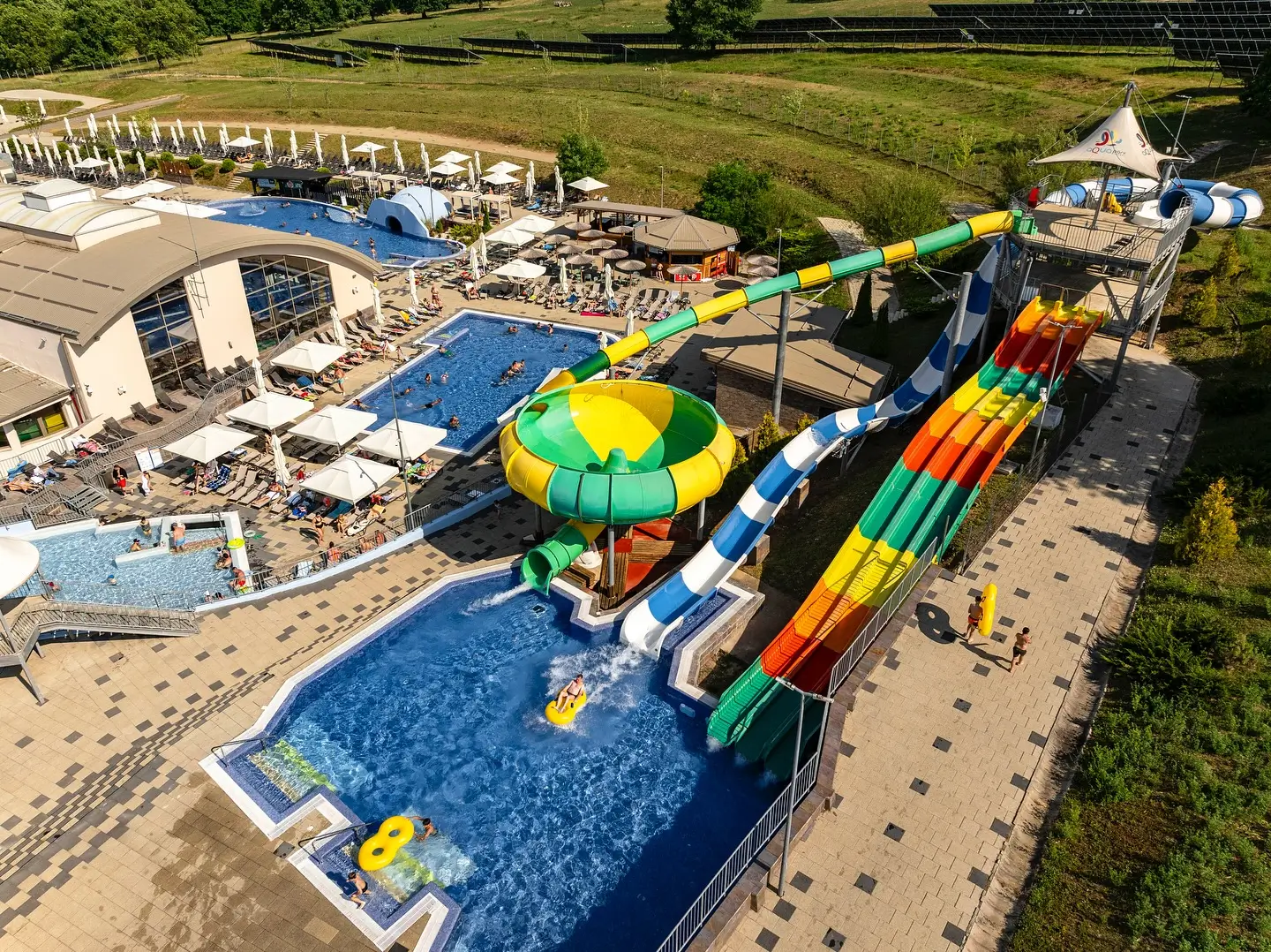 10 Hoteluri /pensiuni cu parc acvatic si tobogane în România